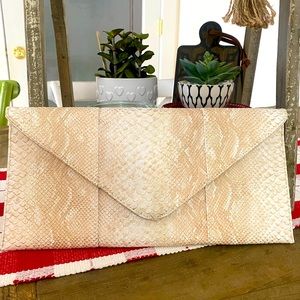 Urban expressions clutch